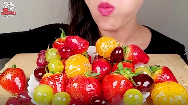 韩国美女吃播吃糖炒水果大拼盘发出脆脆的声音美味极了