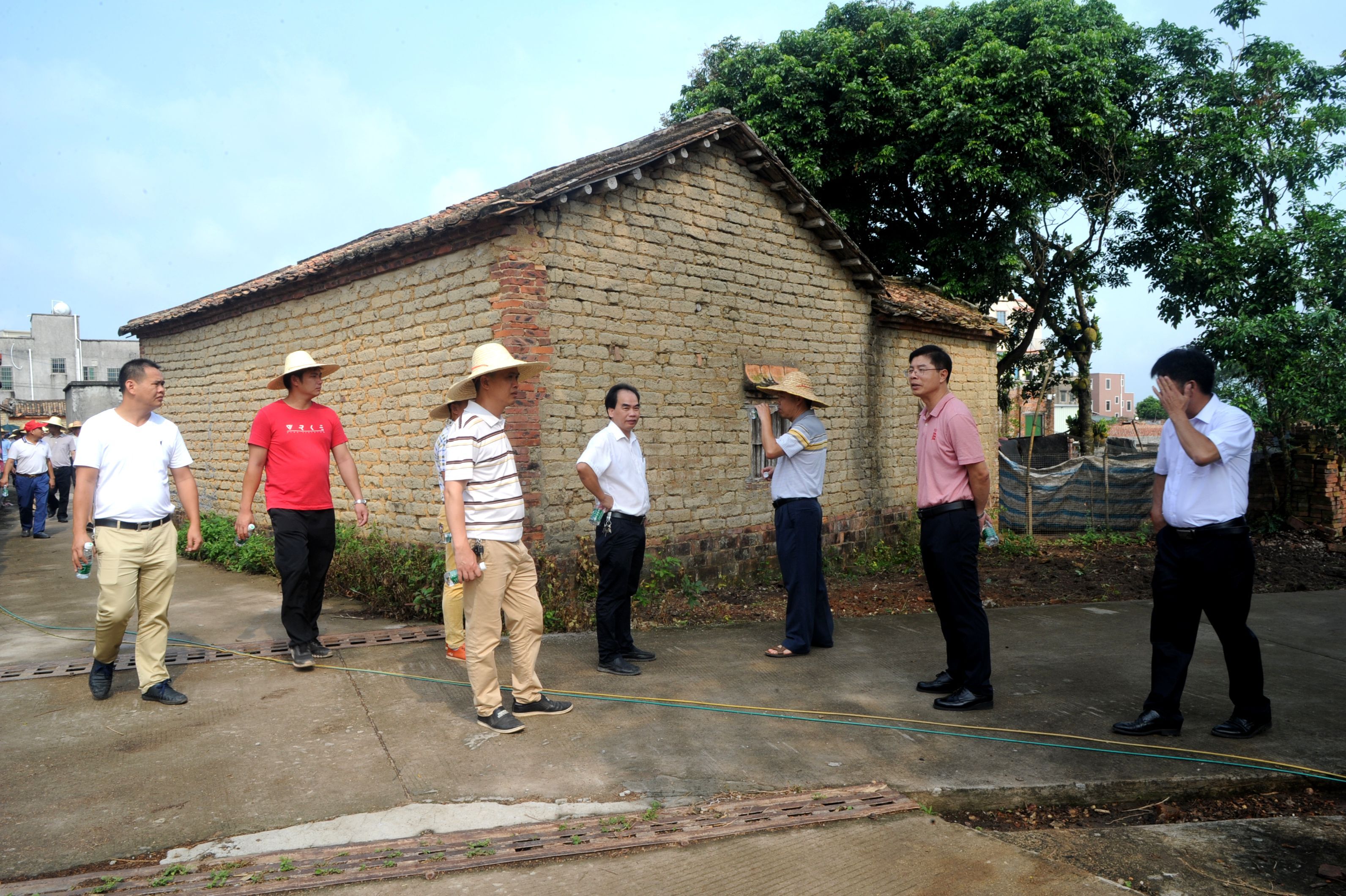 吴川市覃巴镇召开农村人居环境整治工作推进会