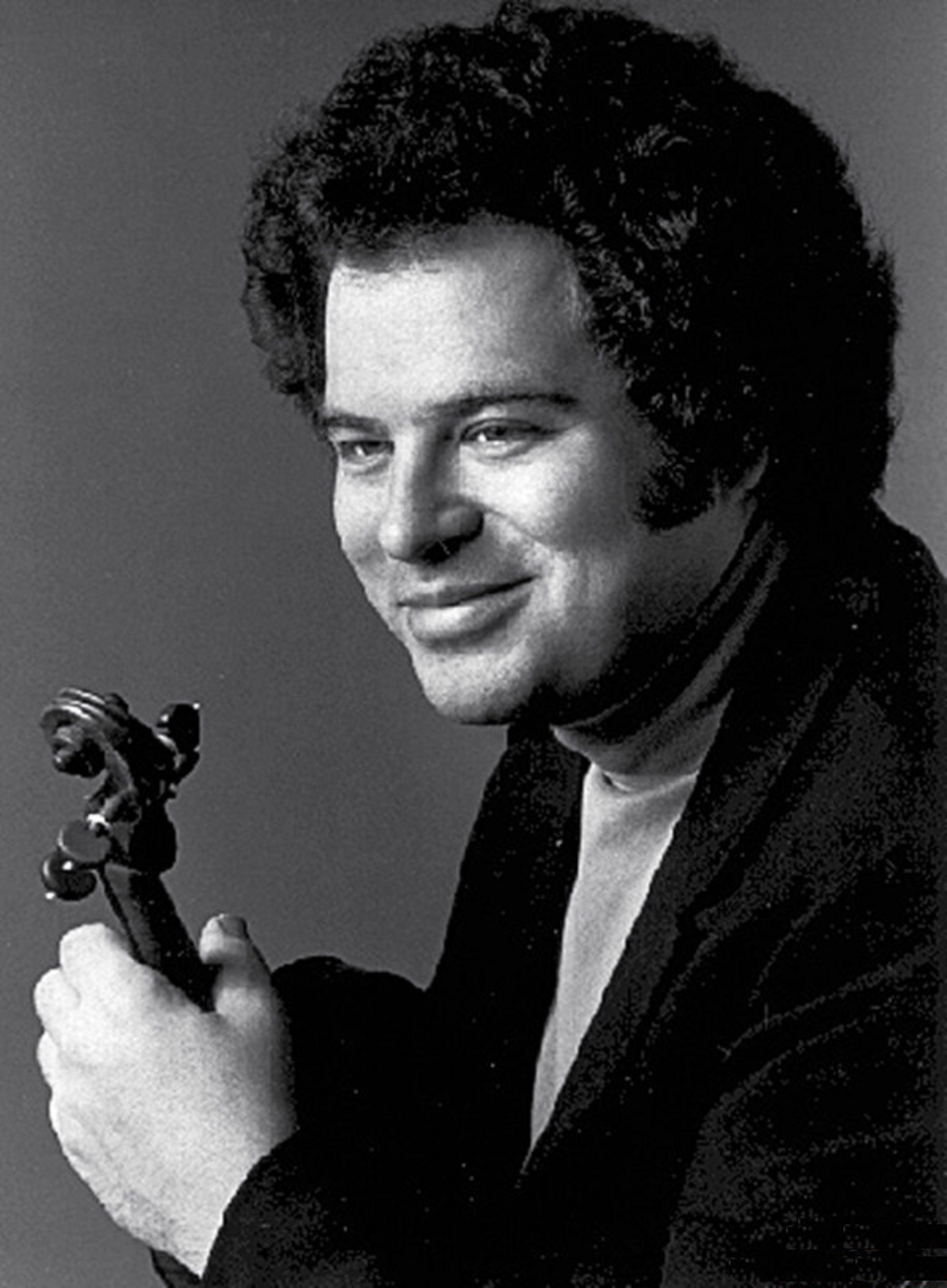 一位坐在轮椅上演奏的年轻人——19岁的伊扎克·帕尔曼,以其精湛的