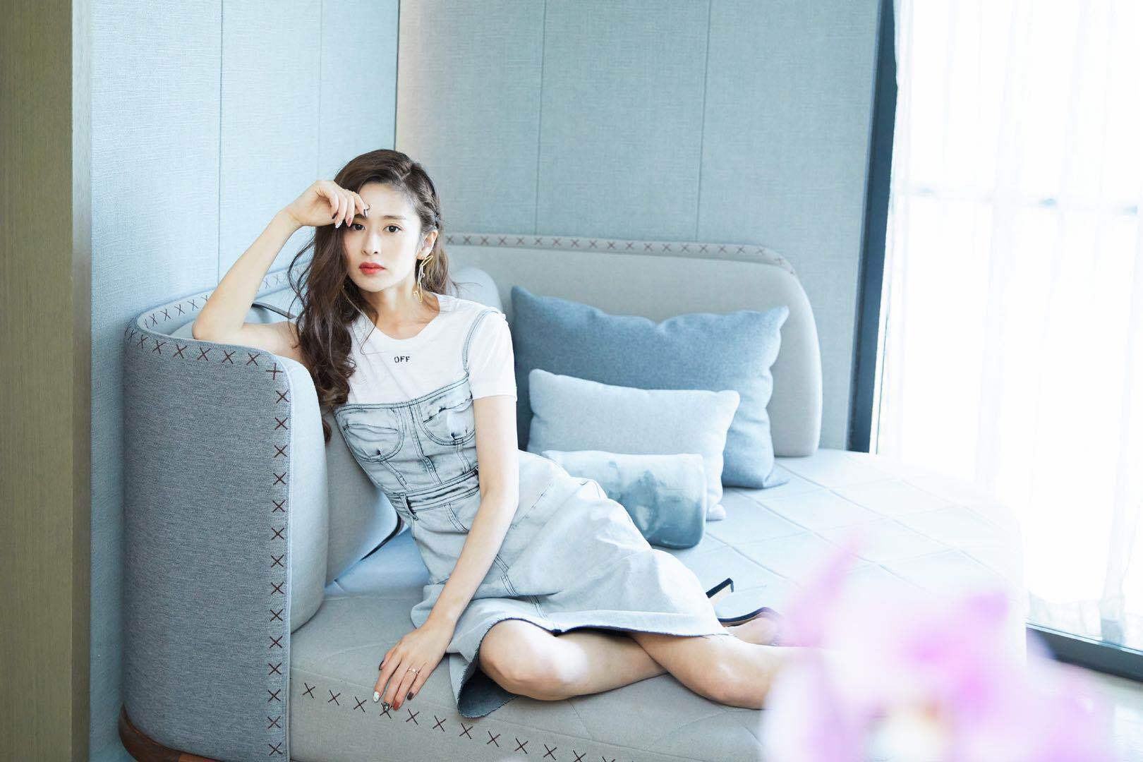 演员颖儿牛仔少女造型亮相活动凭实力获年度挚爱魅力女演员奖