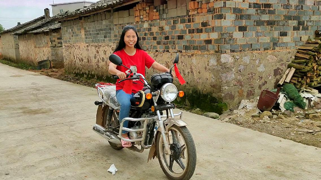 农村小妹骑摩托车图片