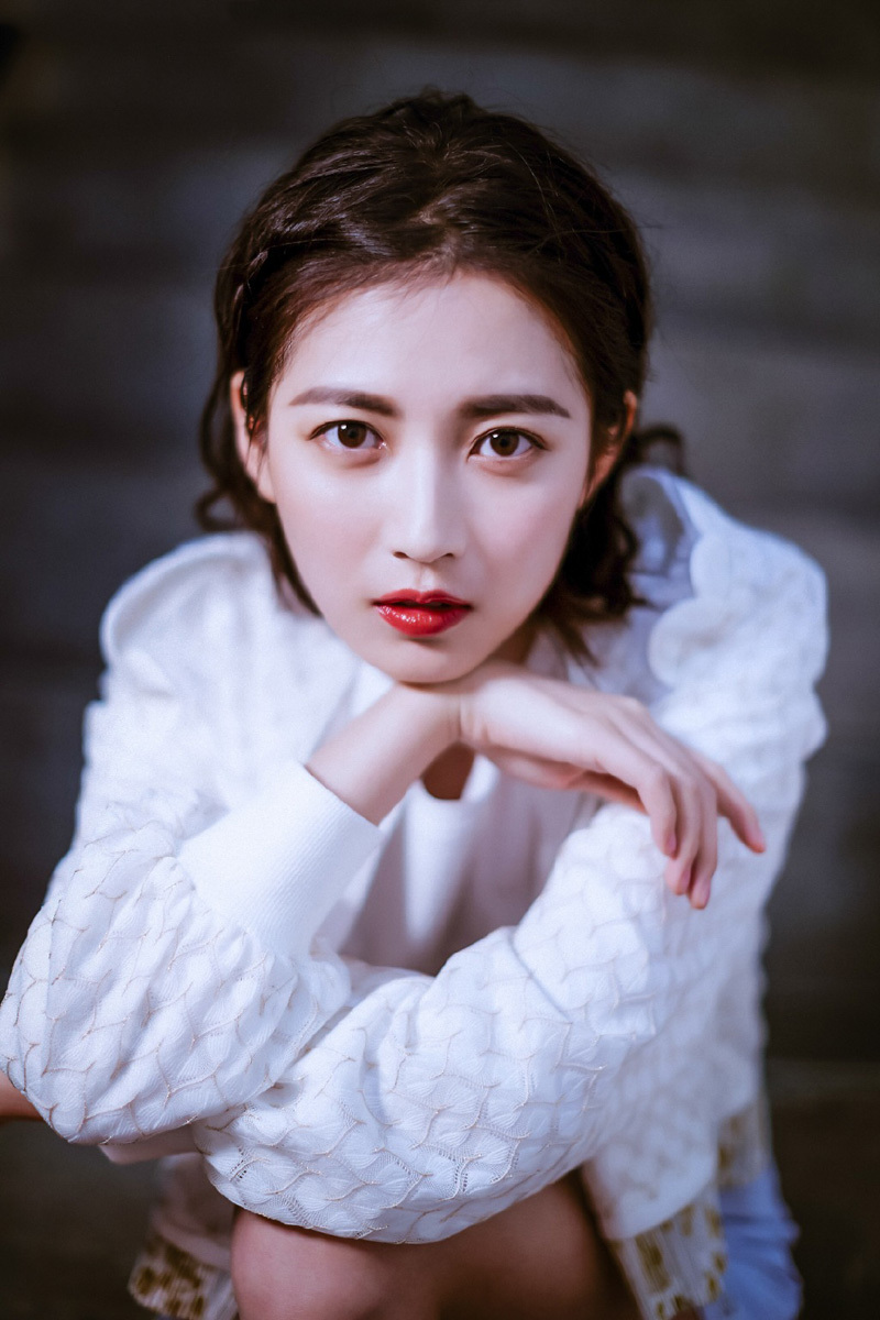 女演员陈钰琪白衣翩翩清新俏丽写真
