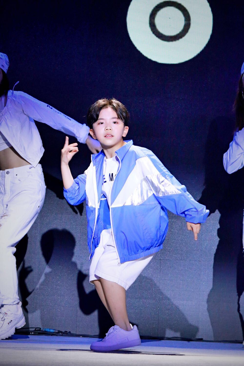 张艺兴演唱会发布会卢思宇小朋友跳开场舞引关注