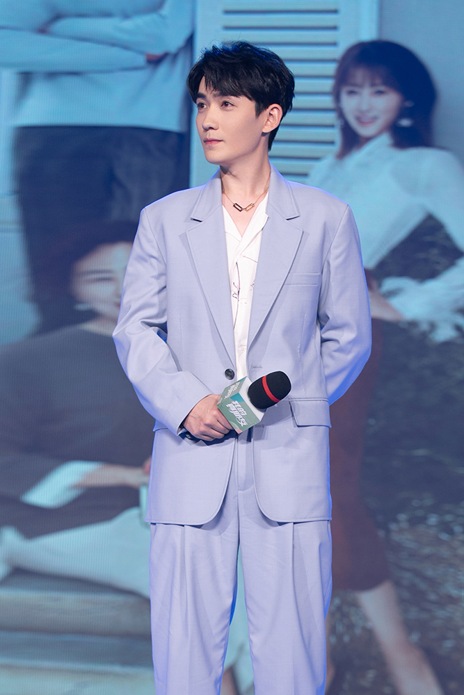 朱一龙《我的真朋友》见面会 母子现场弹唱《我的祖国》__凤凰网