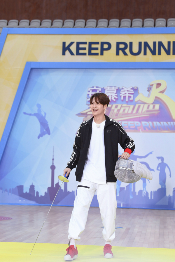 《奔跑吧》王嘉尔运动技能满分 上演花式撕名牌