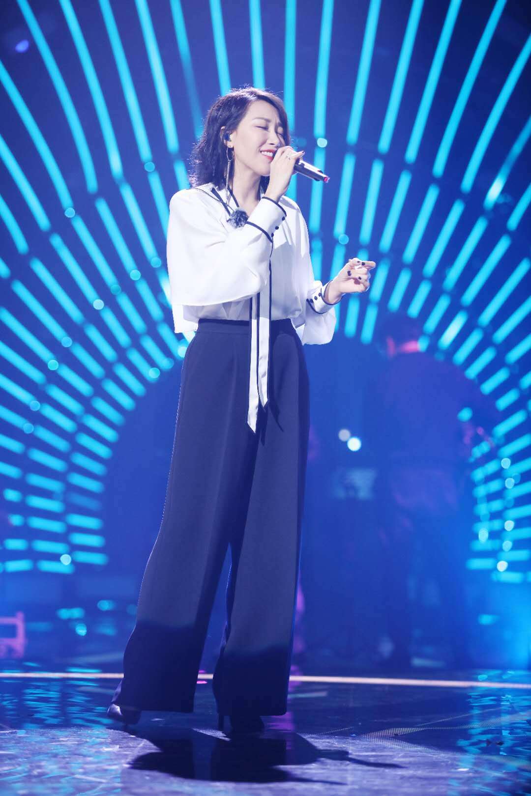 "大号嗓"到如今更注重情绪表达的疗愈歌手,大家看见了一个全新的金池