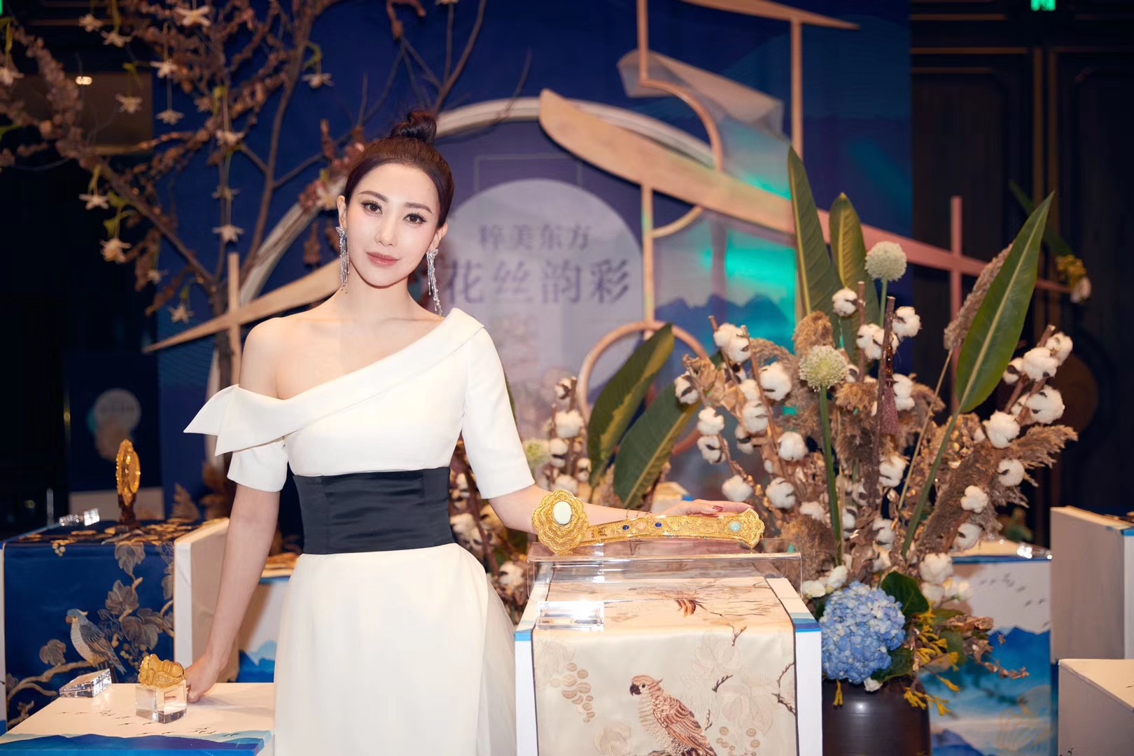 殷旭变身文化传播大使 优雅白裙展现完美天鹅颈