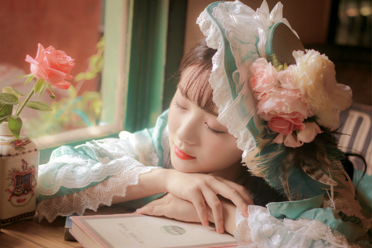 石雪婧公主风夏季写真曝光 花中少女甜美可爱