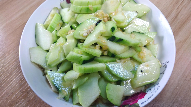教你做凉拌菜瓜的做法饭店里的特色美食口感香脆非常好吃
