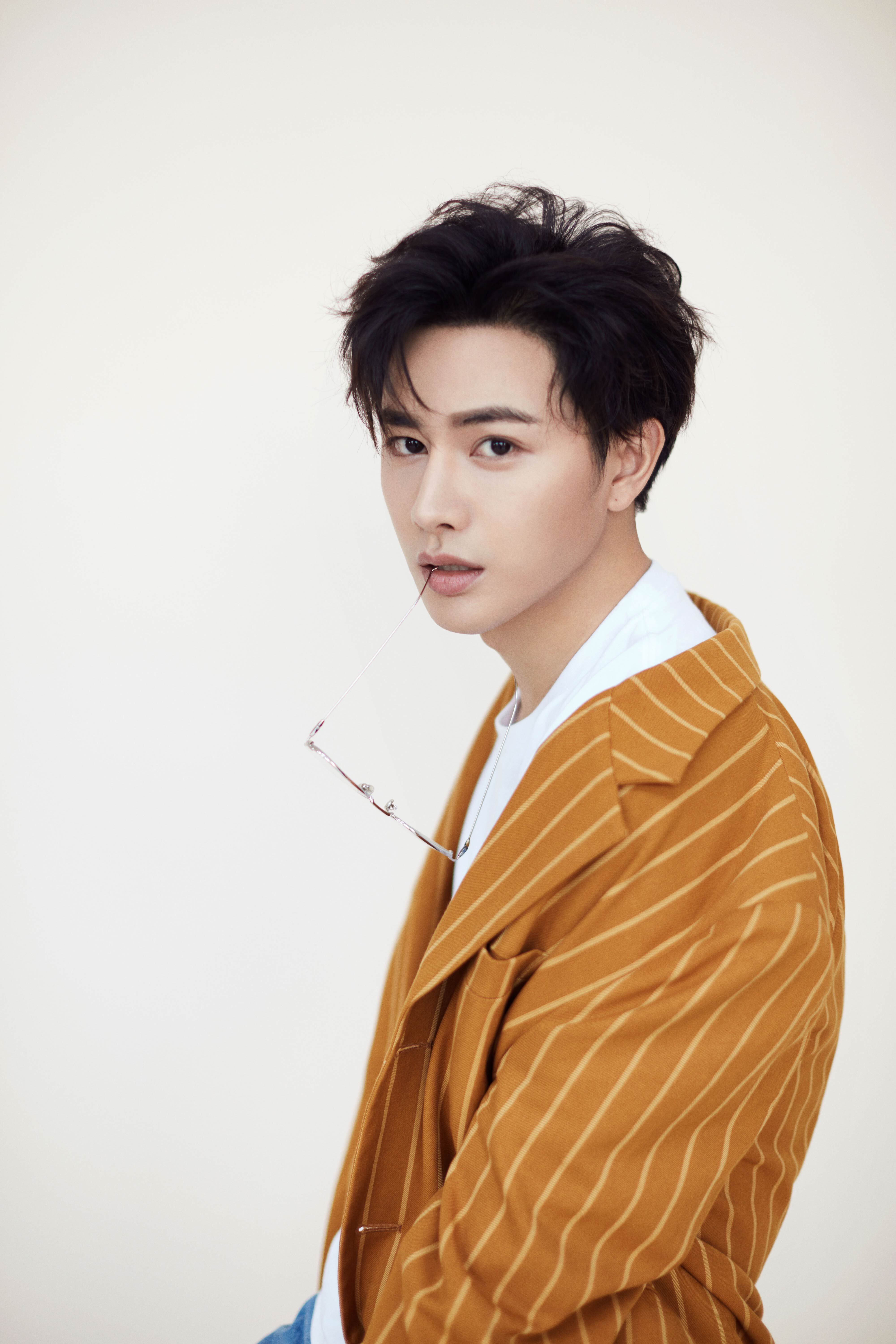 王佑硕最新写真曝光气质干净温文尔雅