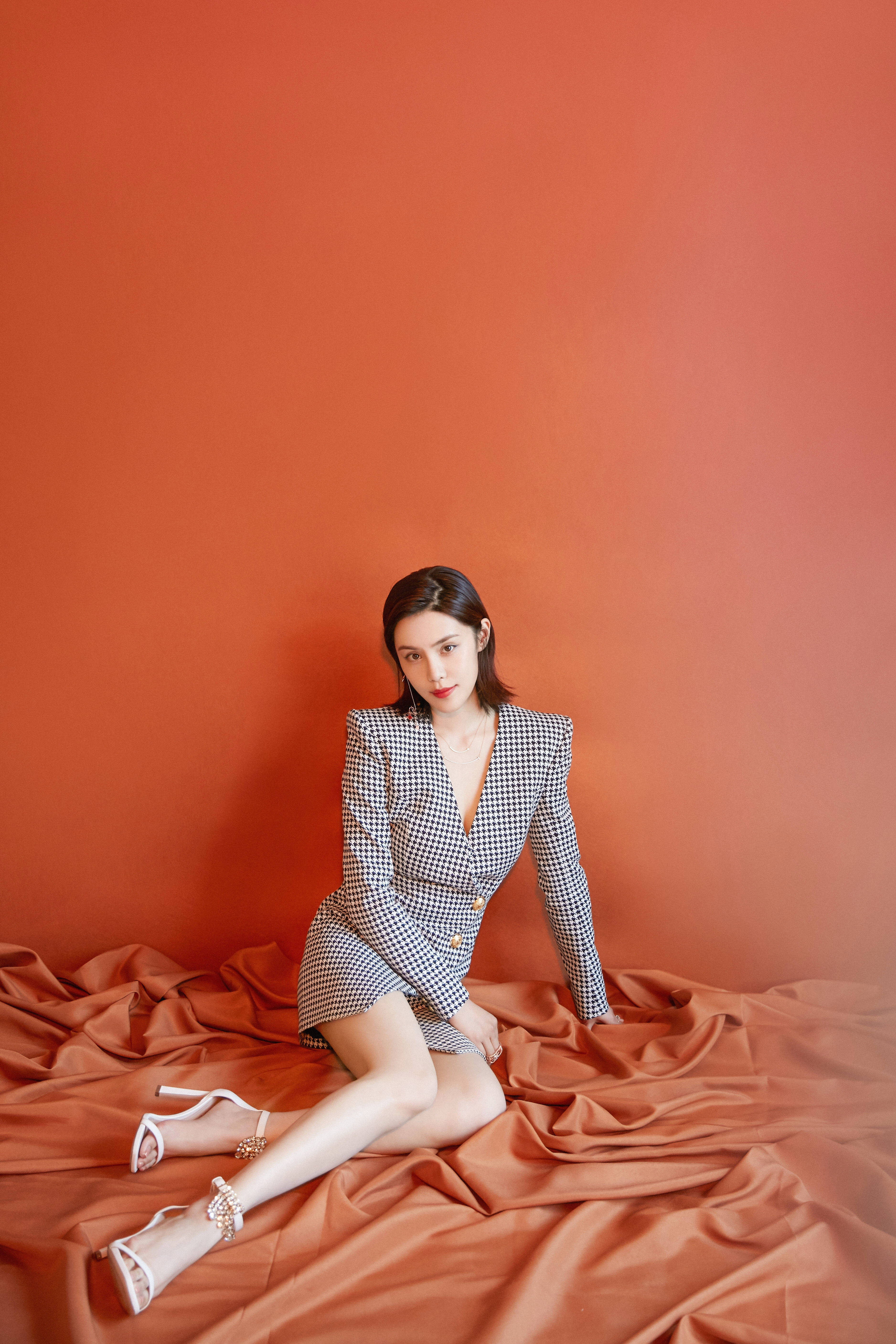 韩丹彤黑白配受邀品牌开幕活动解锁长腿潮流店长