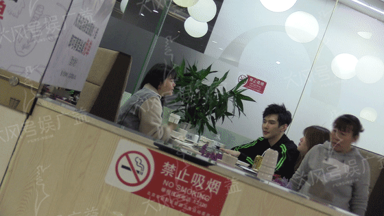 彦希收工后约助理聚餐热聊颜艺到位不输表情包