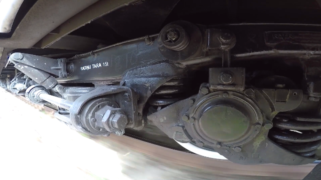 火车在轨道上高速行驶,看看颠簸过程中减震的变化