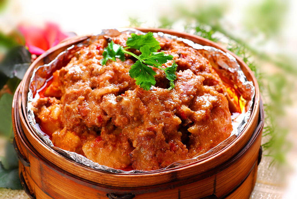 渣肉即米粉蒸肉,全部原材料都是"得来全不费工夫"的.