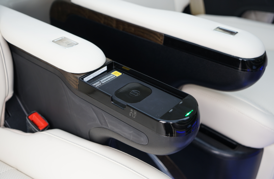 空间内拥有豪华航空座椅座椅,配备扶手,豪华头枕,腿托,座椅加热,座椅