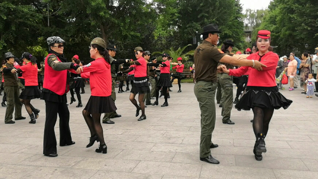 大叔大妈齐跳双人水兵舞第三套舞步整齐好看
