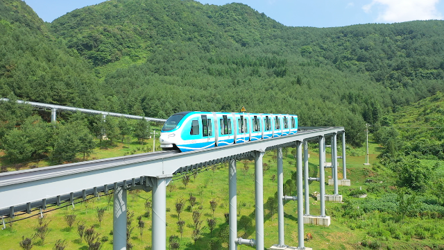 贵州大山里的单轨小火车,号称世界第一高铁,太萌了!