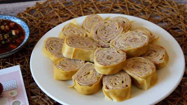 小马教你千张肉卷的正确吃法,做法很简单,沾上料汁吃着太棒了