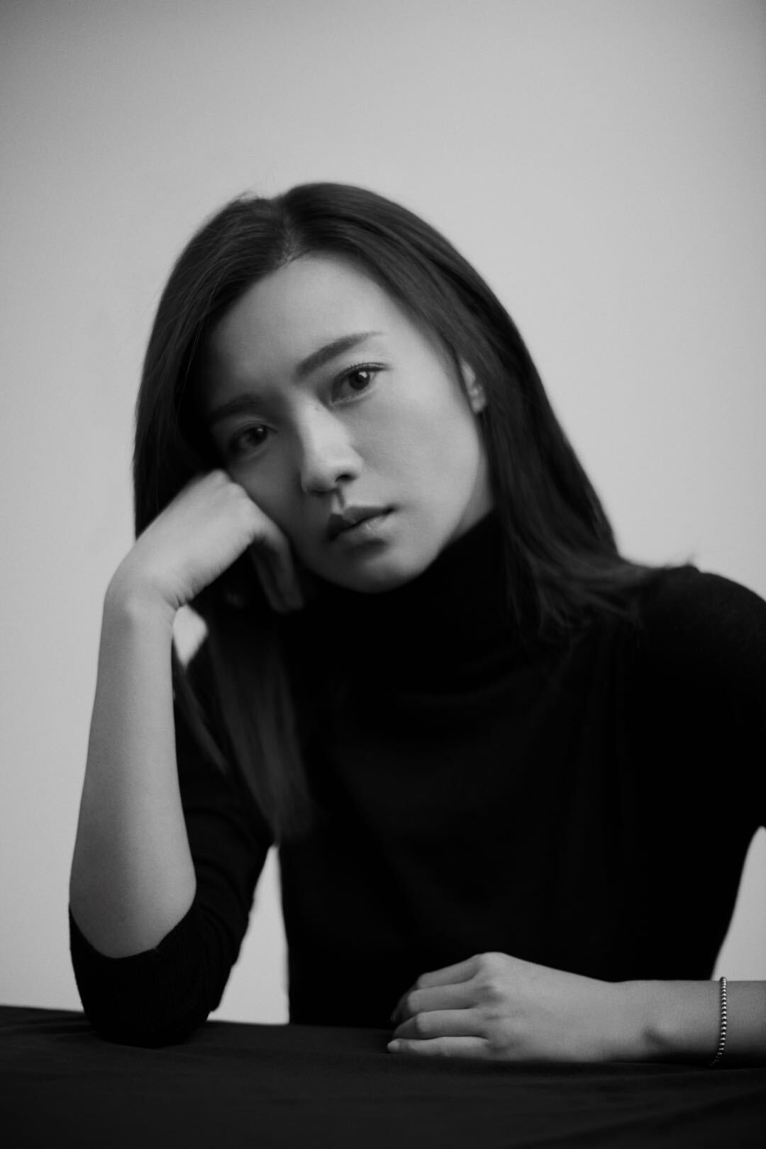 在摒弃繁杂的画面里,傅晶表现出最纯粹而真实的自我,画面安静而又充满