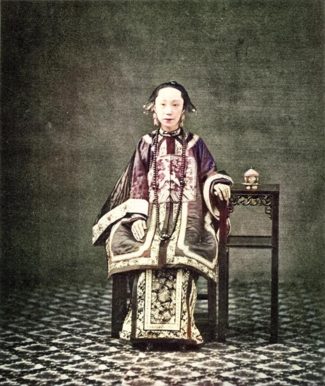 这是广州一个地主或者士绅的妻子,当时有钱有身份的人还是很讲究的