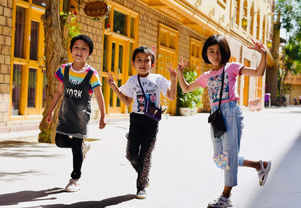 新疆和田民俗街上的维吾尔族孩子们他们天真无邪笑容灿烂