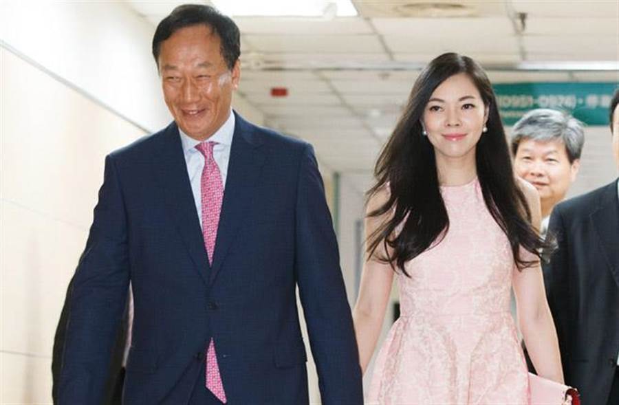 包括富士康首席财务官黄秋莲和富士康互联科技有限公司董事长陆成正