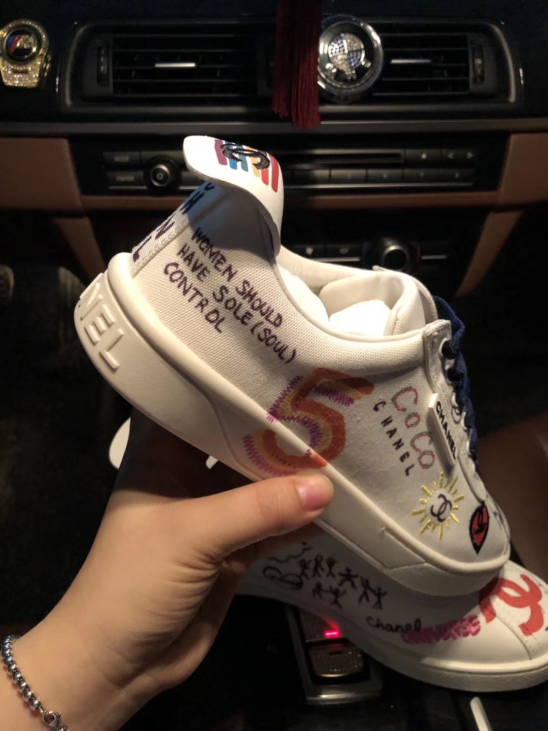 chanel x pharrell 香奈儿和菲董联名限量都市胶囊涂鸦小白鞋