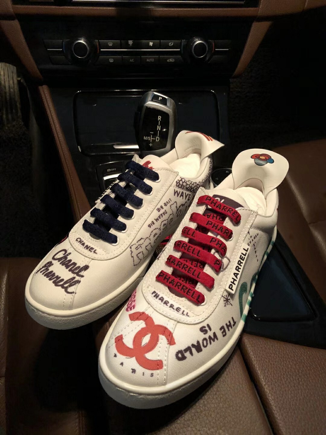 chanelxpharrell香奈儿和菲董联名限量都市胶囊涂鸦小白鞋