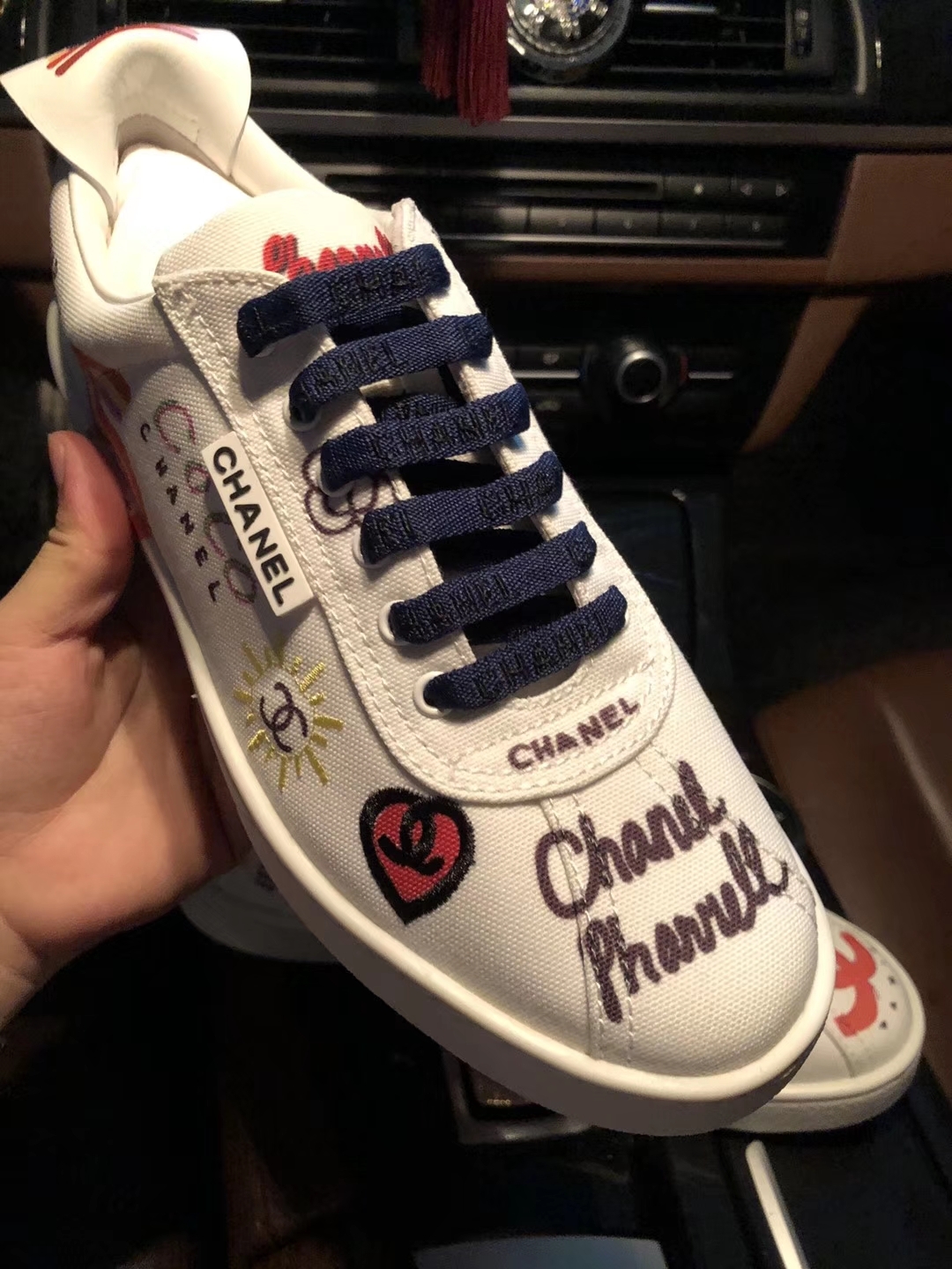 chanel x pharrell 香奈儿和菲董联名限量都市胶囊涂鸦小白鞋