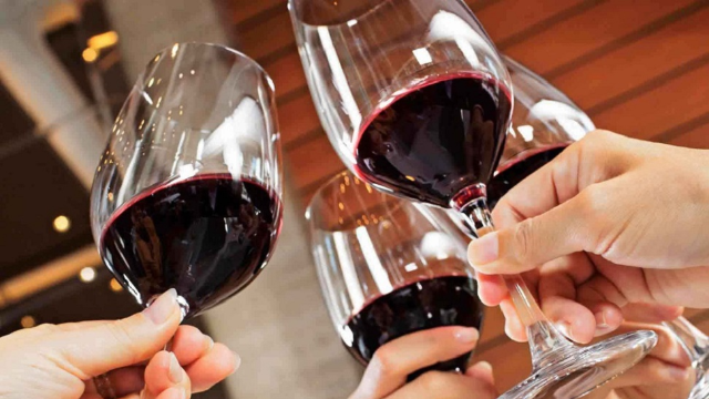 为何喝葡萄酒必须握杯杆这3个原因帮你解答