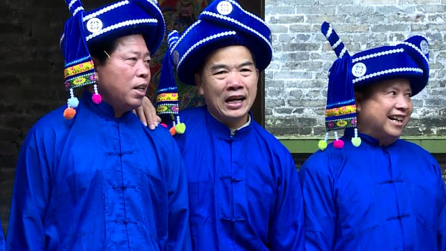 广西贵港蓝衣壮大叔唱山歌不输刘三姐一个眼神就能撩到妹