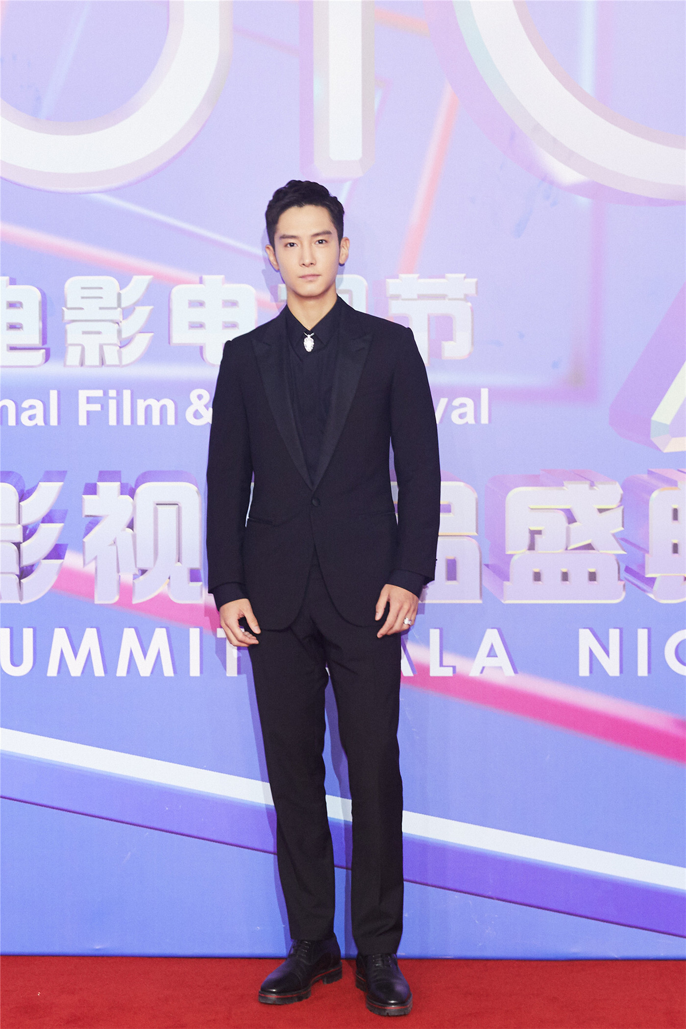 盛一伦出席互联网影视精品盛典 黑白之间内敛有度_凤凰网娱乐_凤凰网