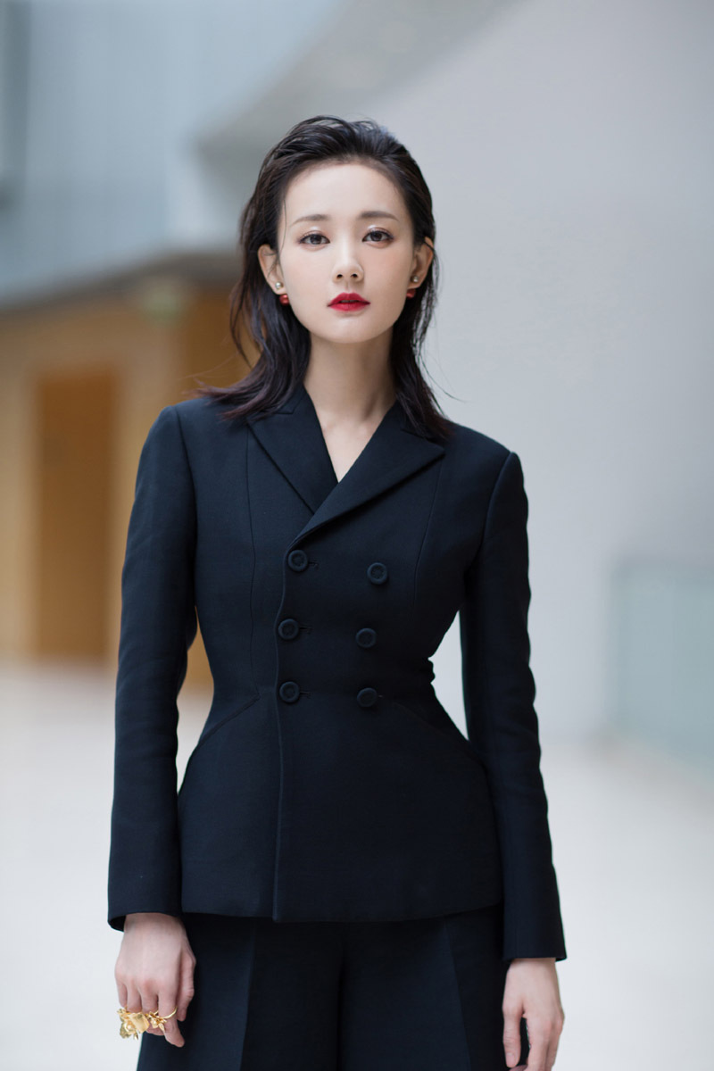 女演员李一桐时尚优雅活动写真
