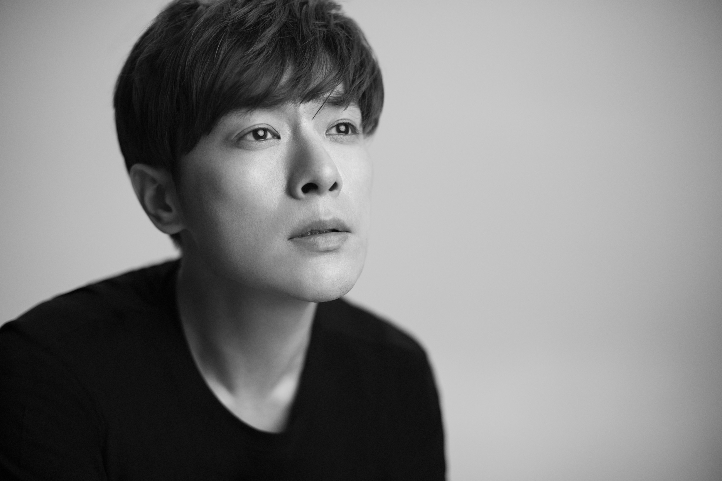 万思维黑t造型曝光 简约文艺彰显本真自我