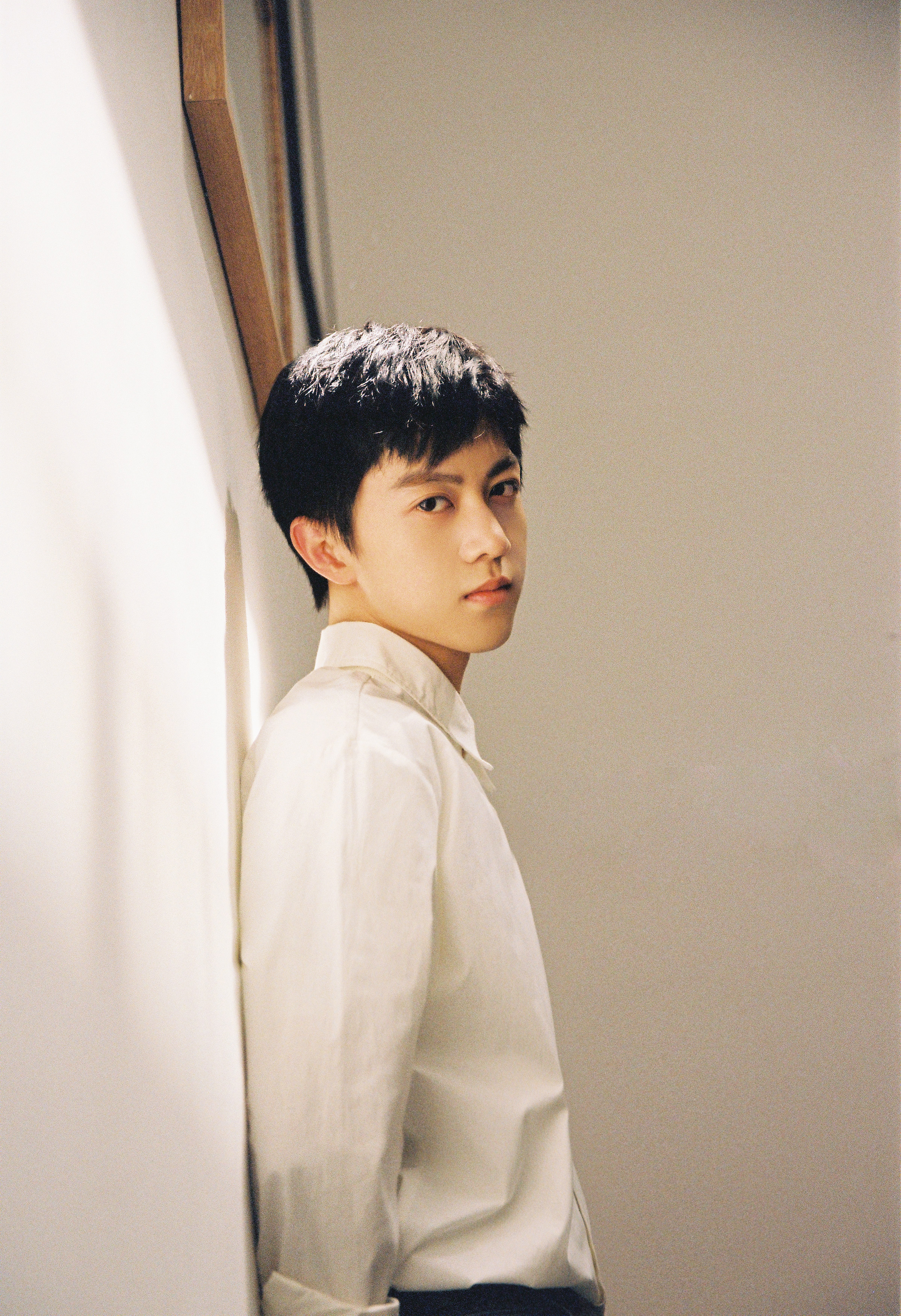 演员陈翔宇曝夏日胶片写真 尽显清澈少年感__凤凰网