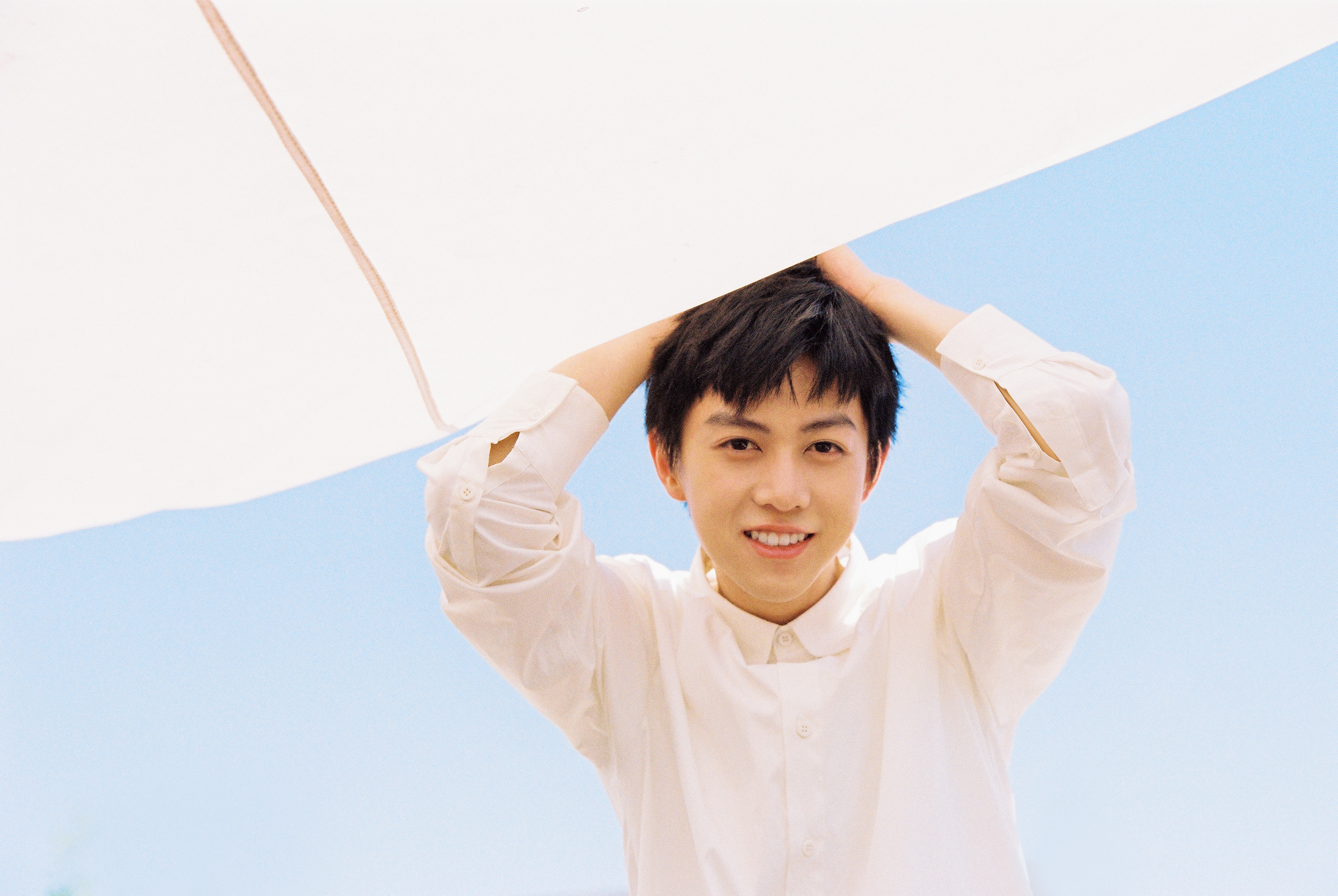 演员陈翔宇曝夏日胶片写真 尽显清澈少年感