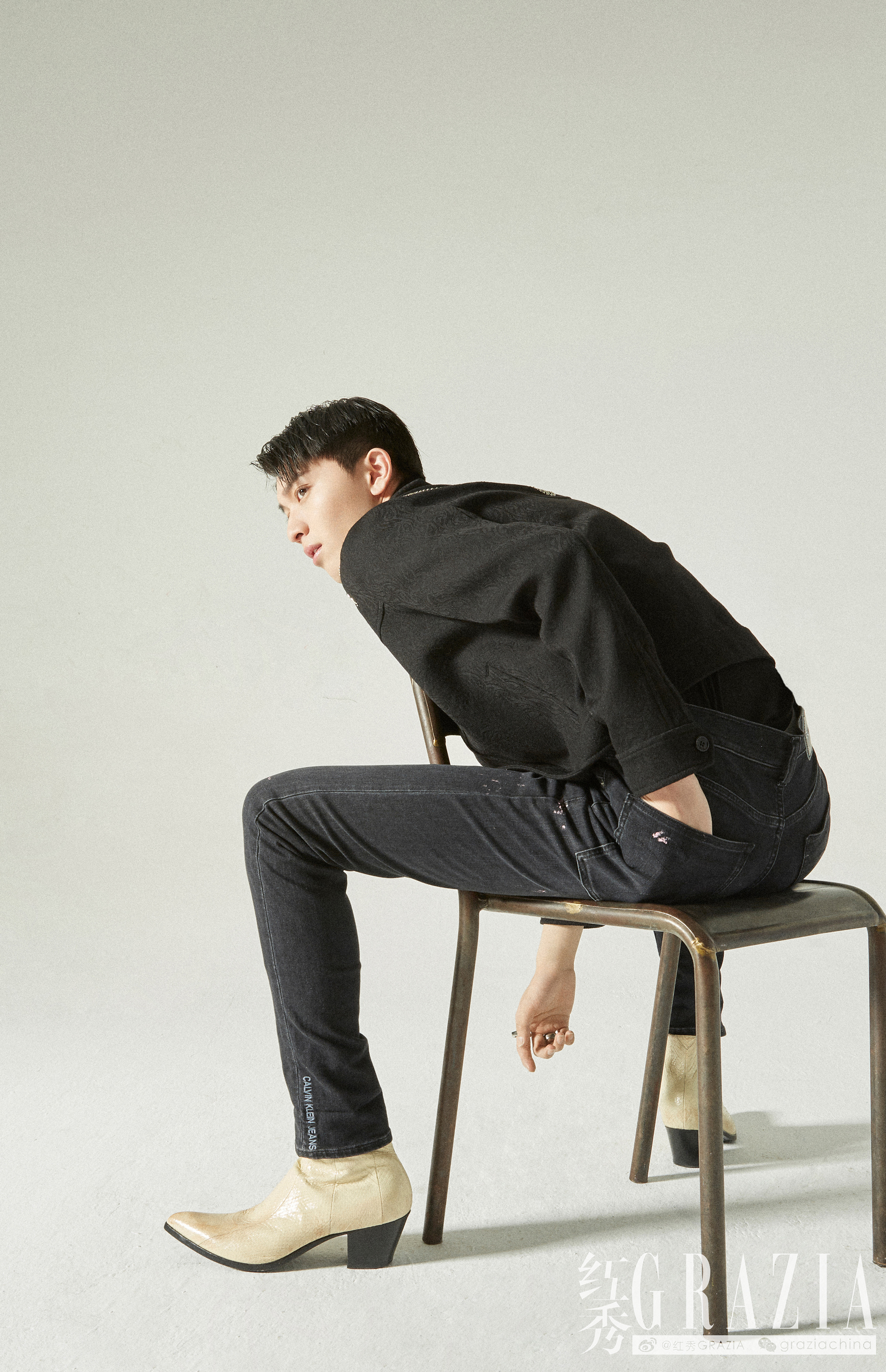 赵英博杂志大片曝光看校园初恋穿上帅气西装