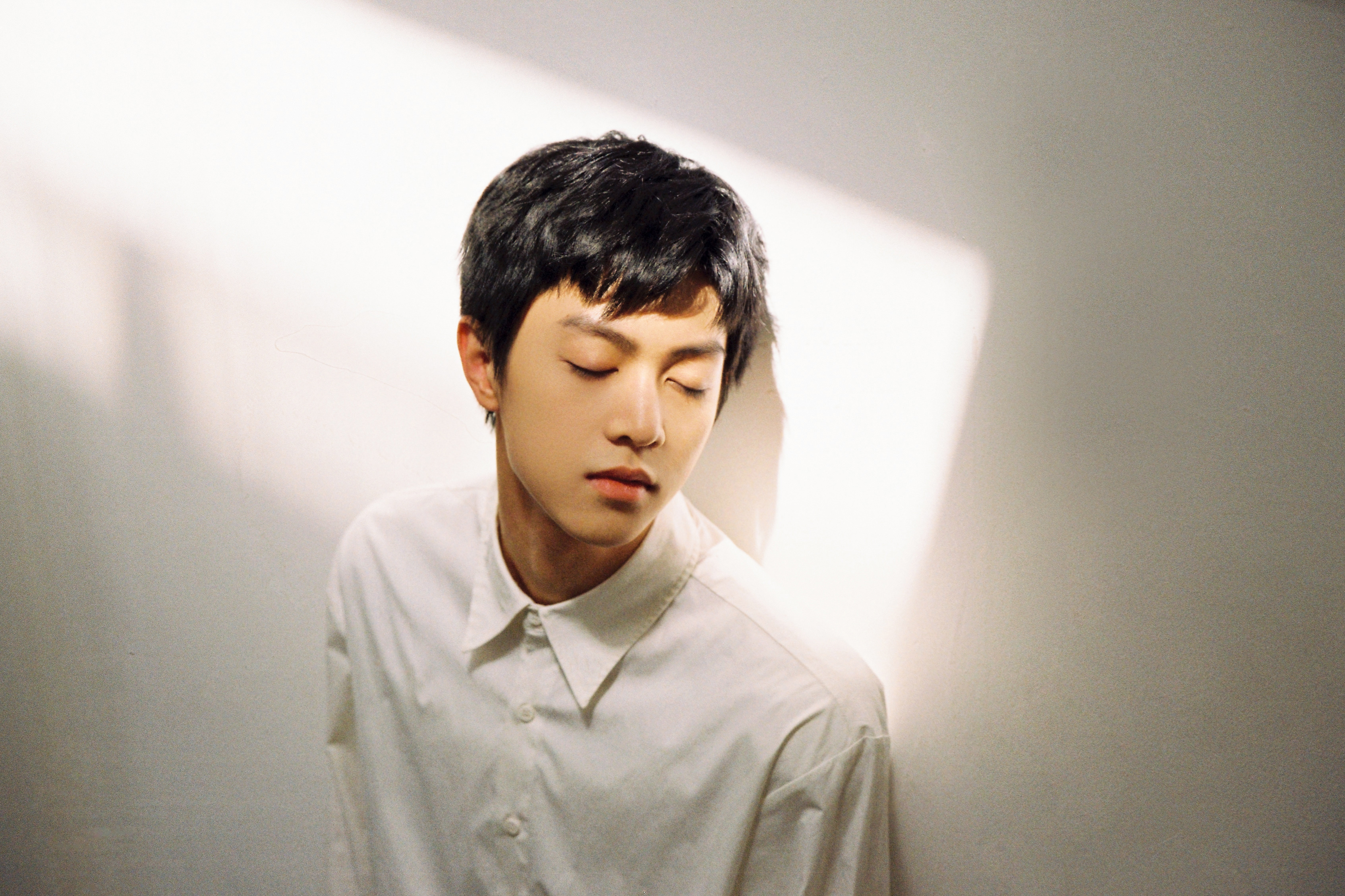 演员陈翔宇曝夏日胶片写真 尽显清澈少年感__凤凰网