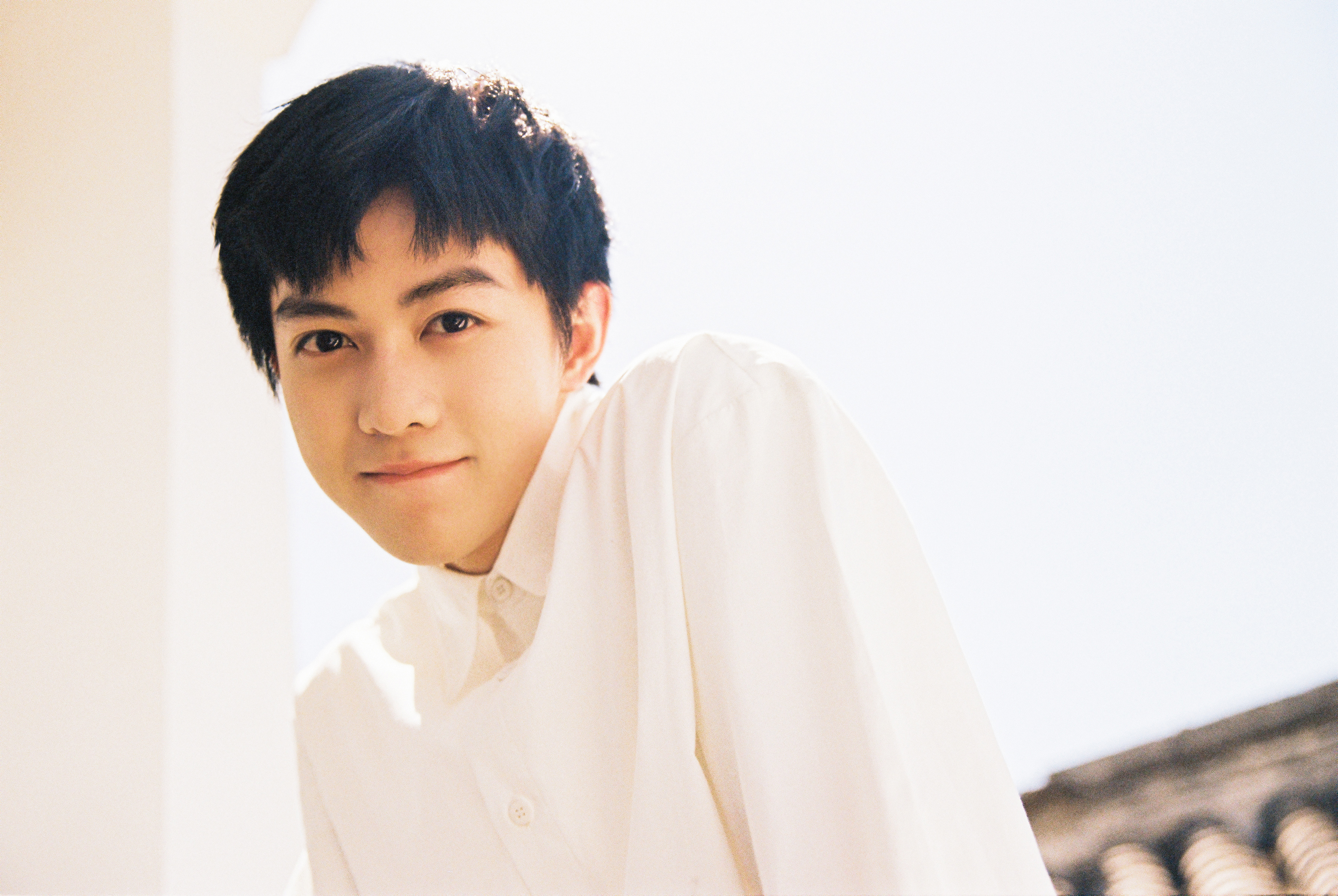 演员陈翔宇曝夏日胶片写真 尽显清澈少年感__凤凰网