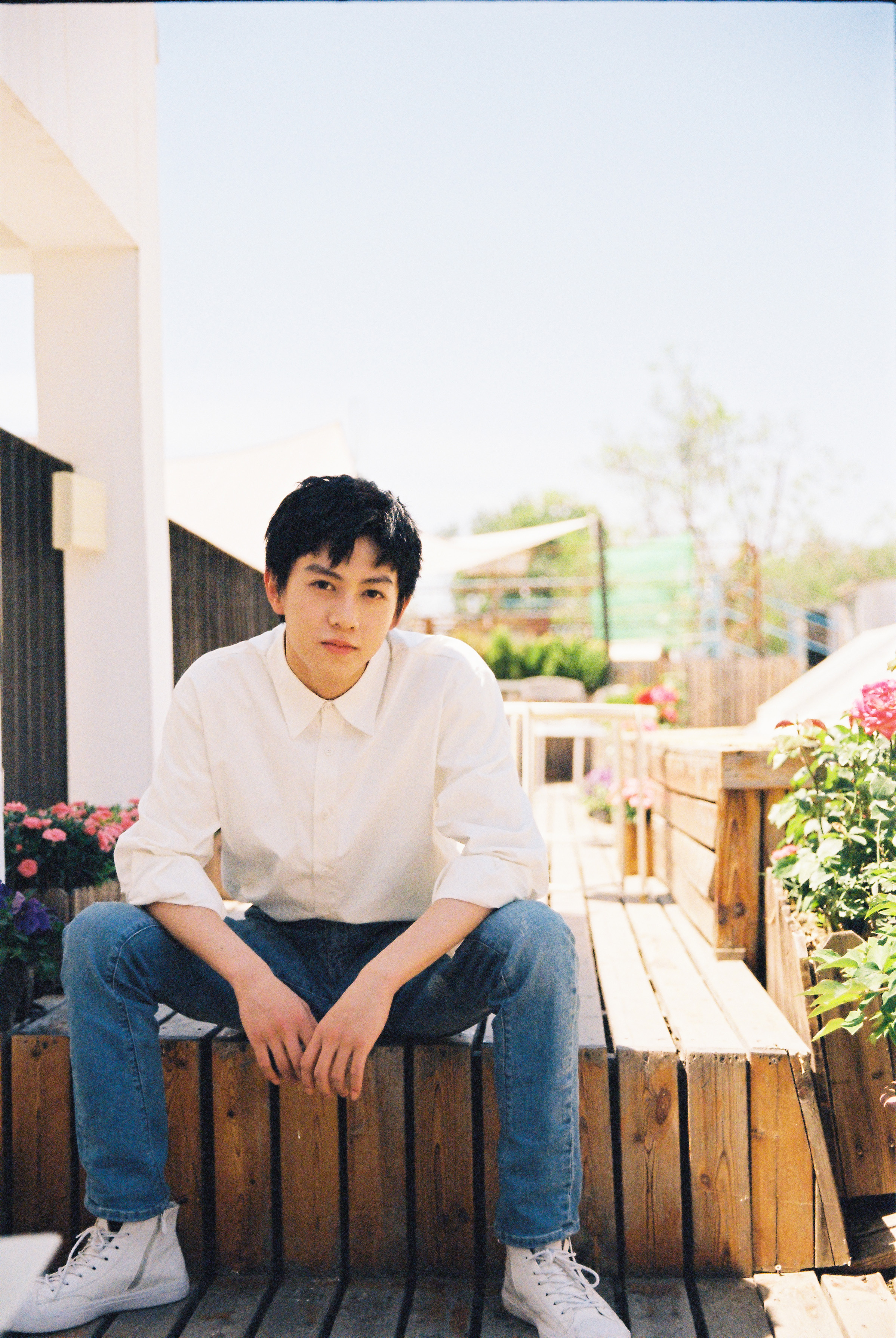 演员陈翔宇曝夏日胶片写真 尽显清澈少年感__凤凰网