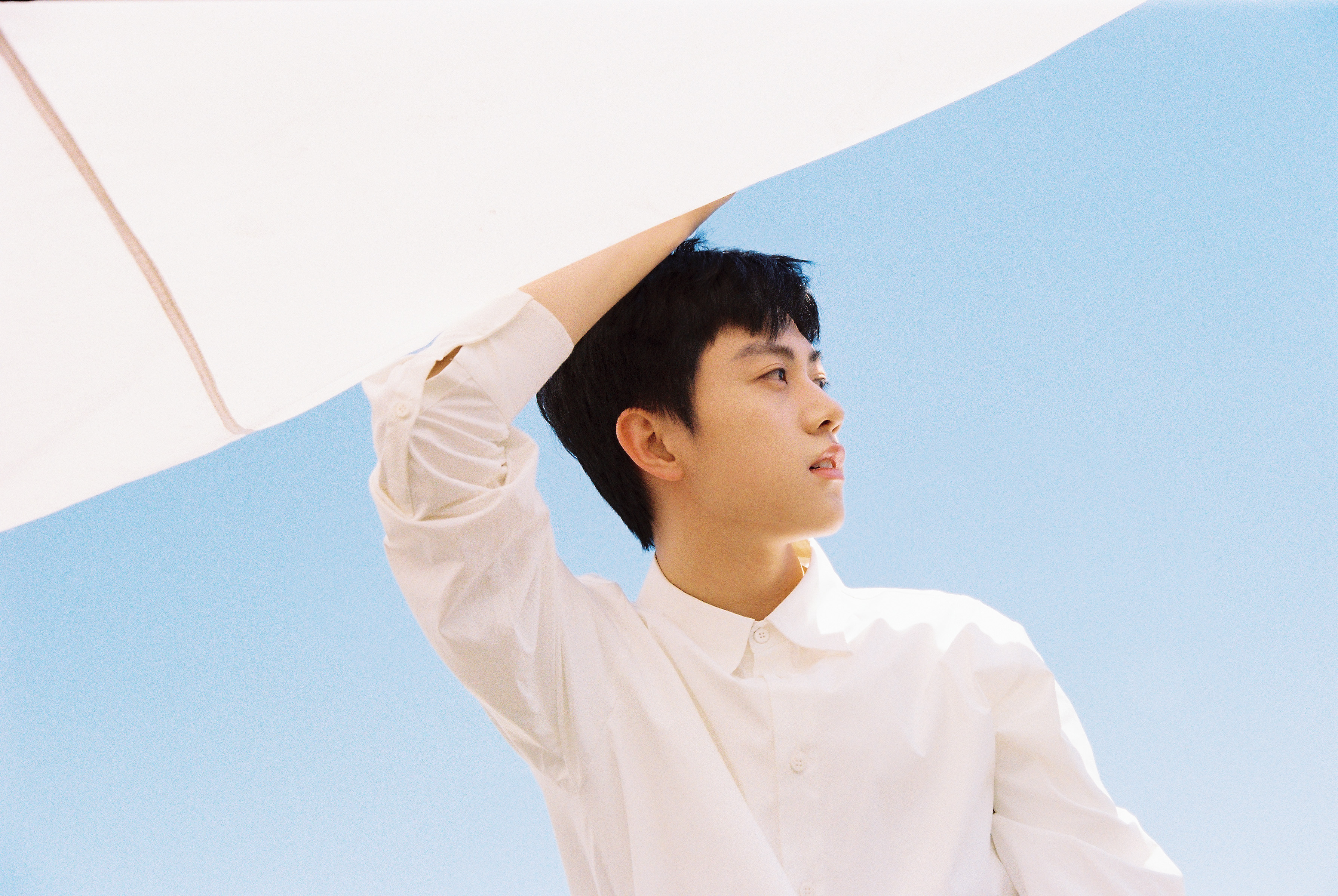 演员陈翔宇曝夏日胶片写真 尽显清澈少年感__凤凰网