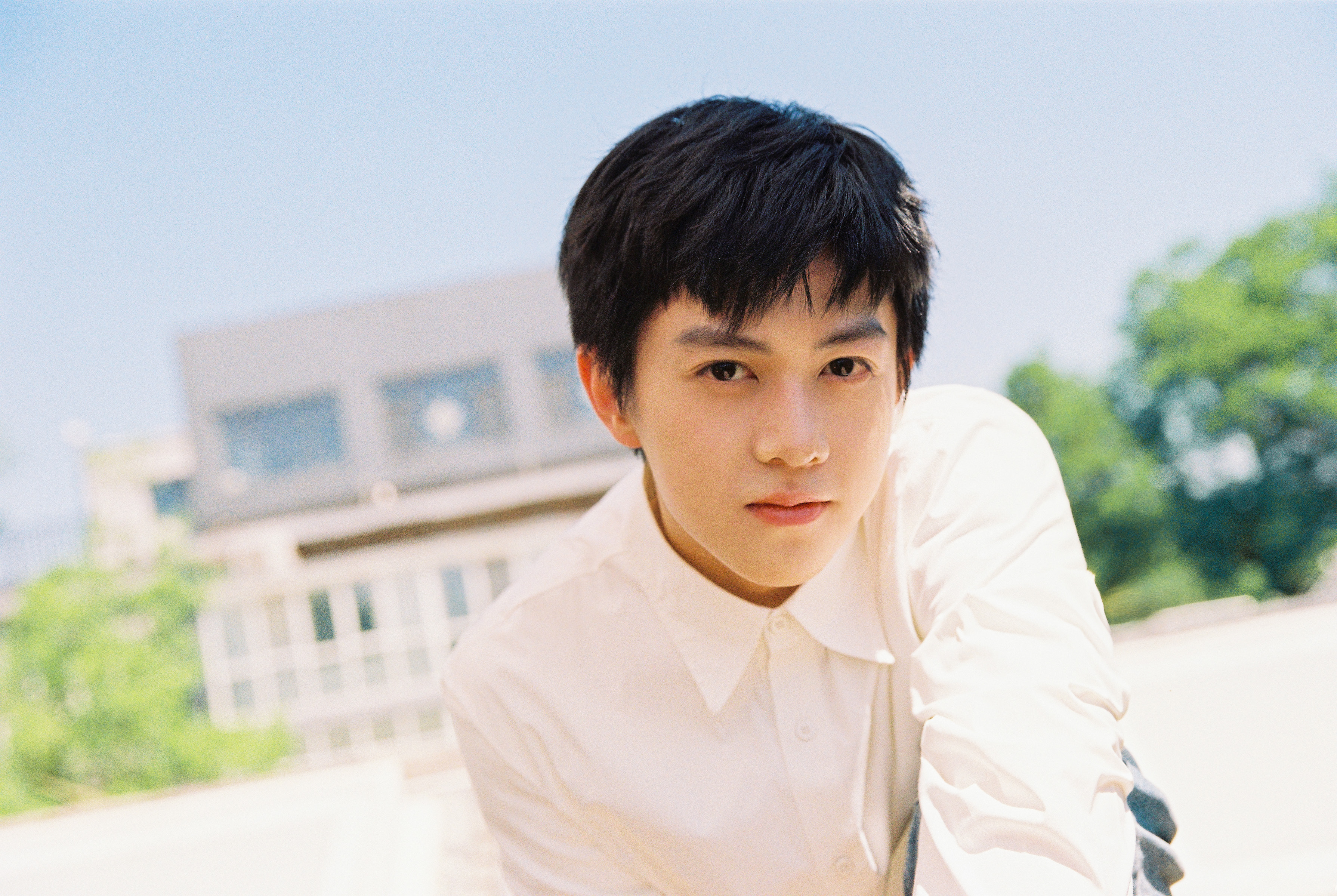 演员陈翔宇曝夏日胶片写真 尽显清澈少年感
