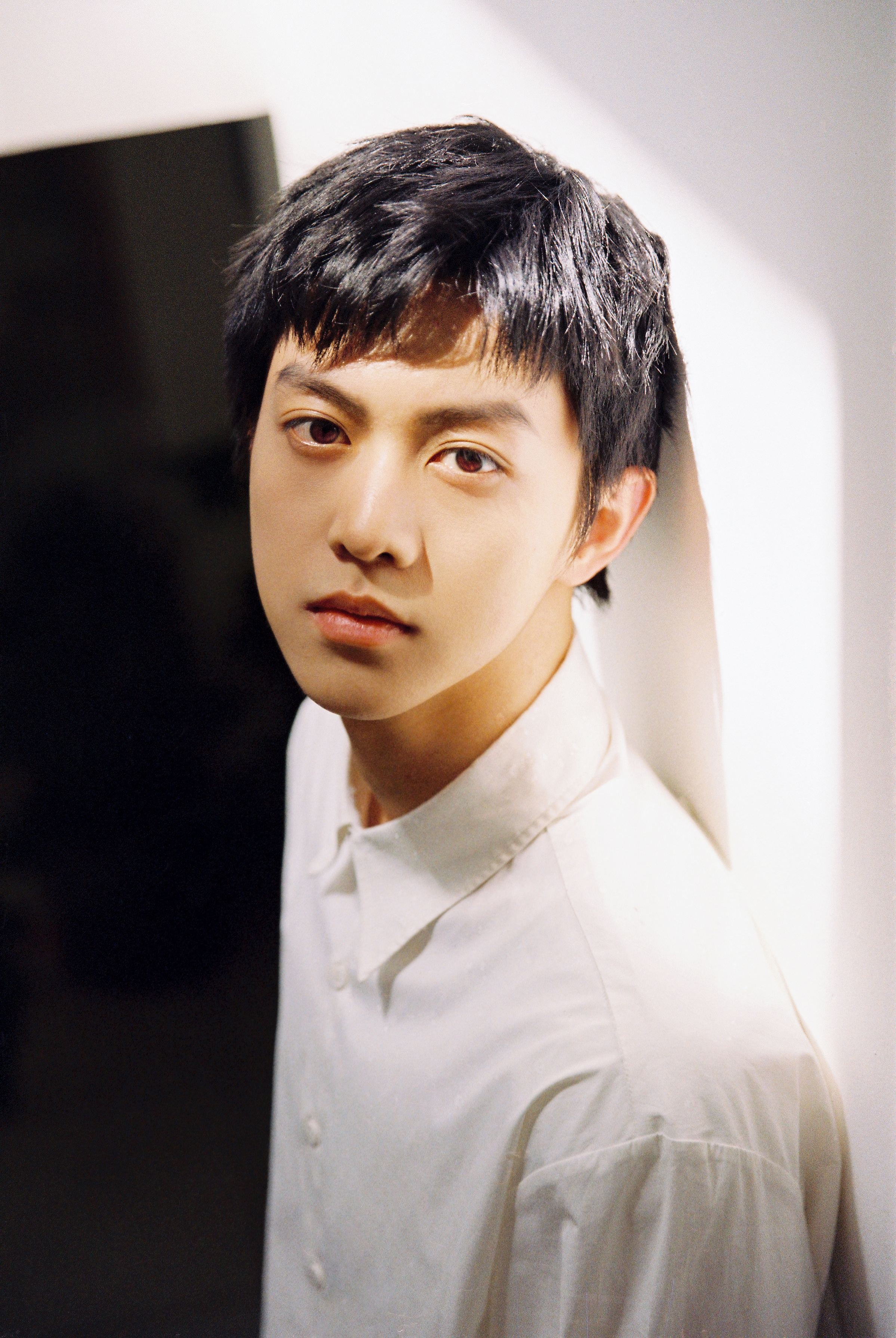 演员陈翔宇曝夏日胶片写真 尽显清澈少年感