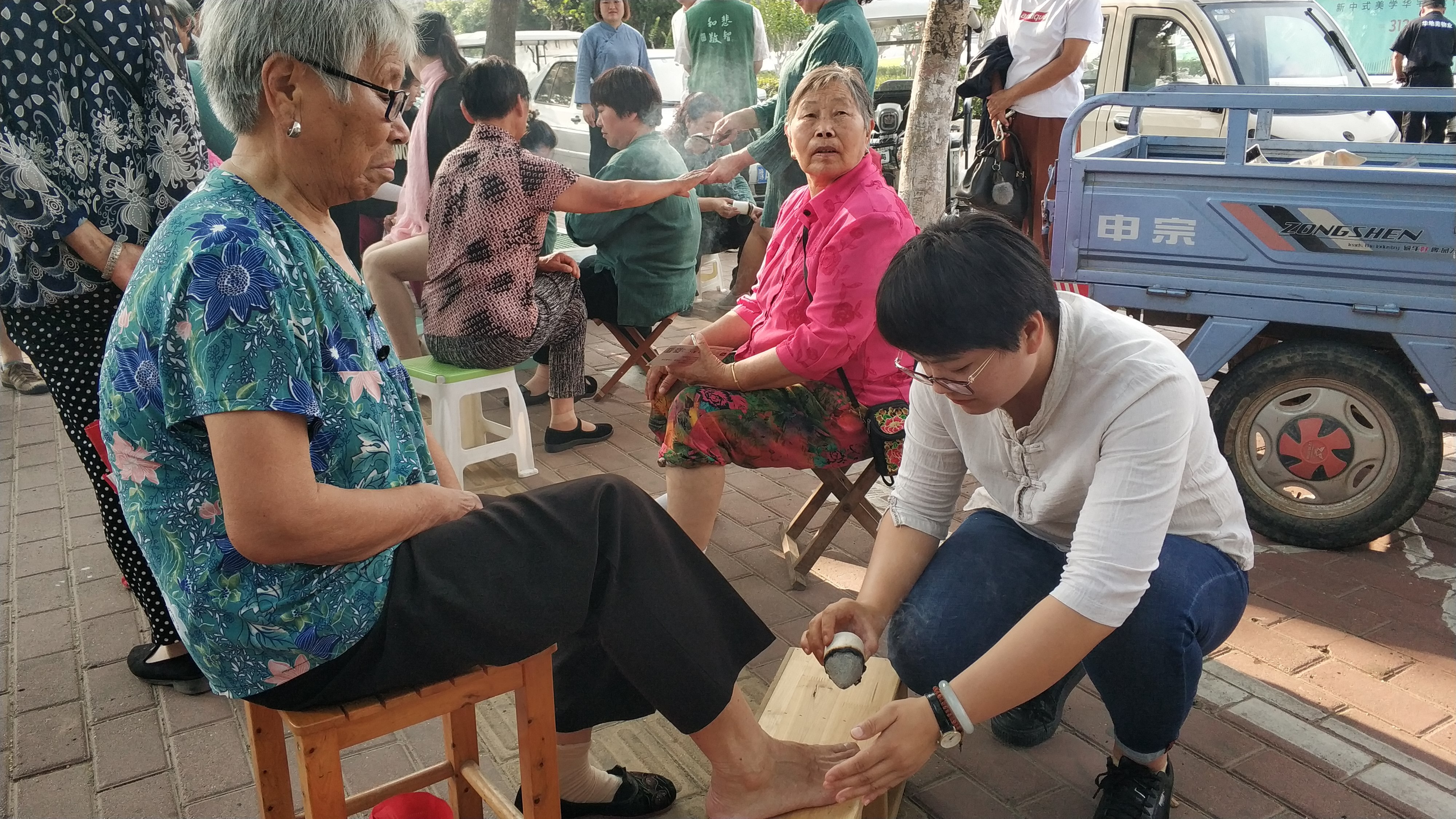 艾灸对治疗老年慢性病,寒症等都很有效,作为老年人很欢迎这种公益活动