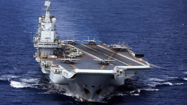 中国航母编队再过宫古海峡日本疯了匆忙派出3战舰跟踪狂拍照