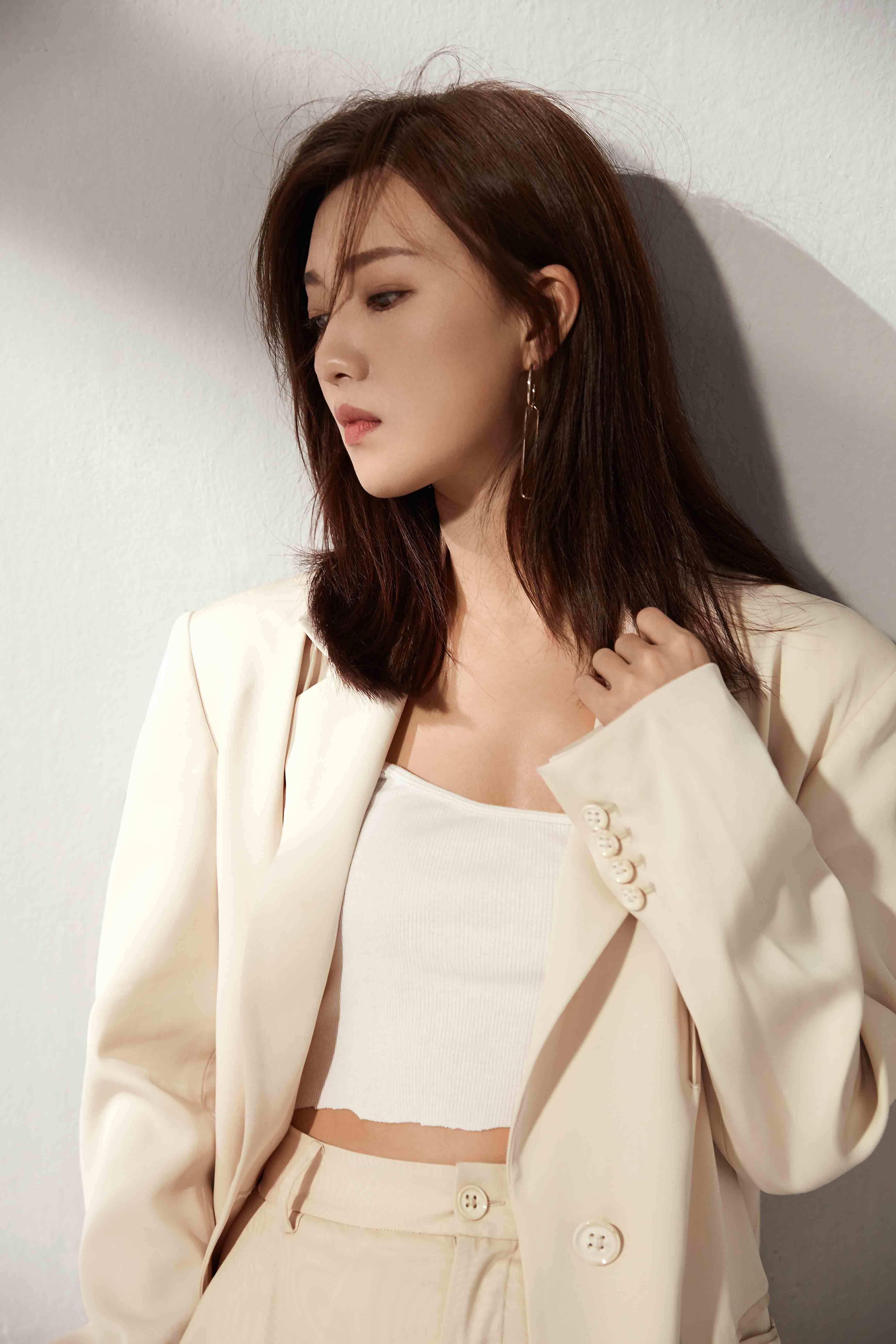 打开凤凰新闻,查看更多高清图片演员傅晶最新的一组写真曝光,米色夏日