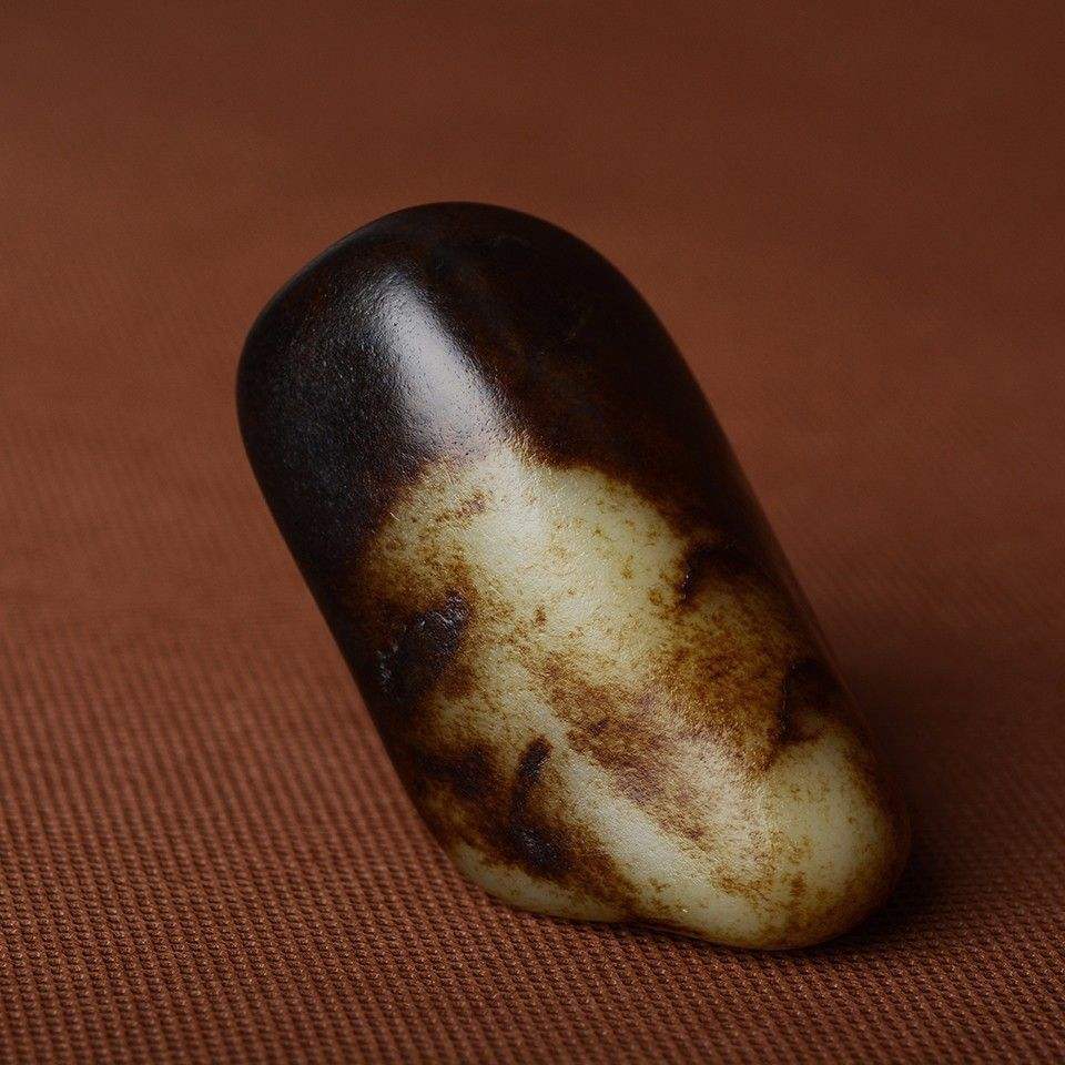 一空说玉:和田玉中的低调绅士——黑皮籽料