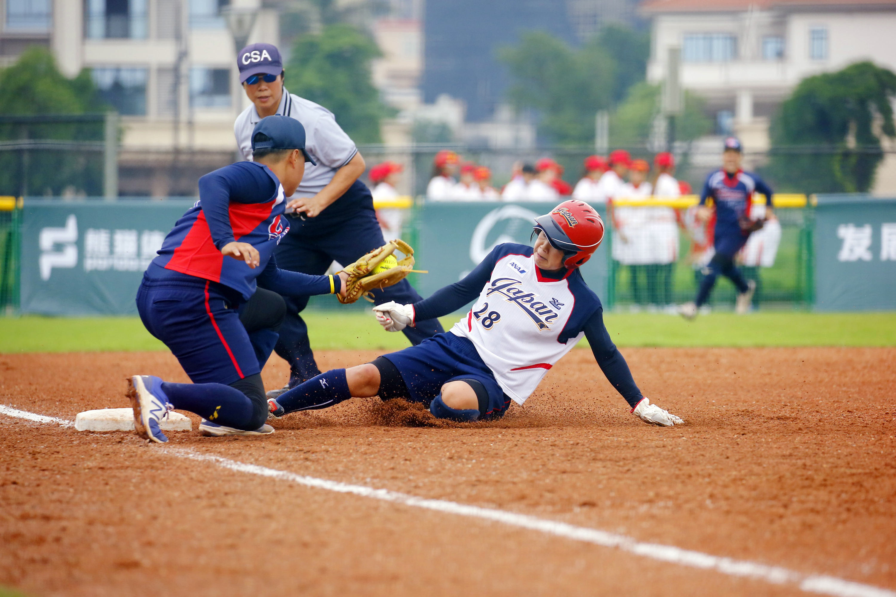 境内外5支女子垒球队在广东东升争夺"东亚杯"