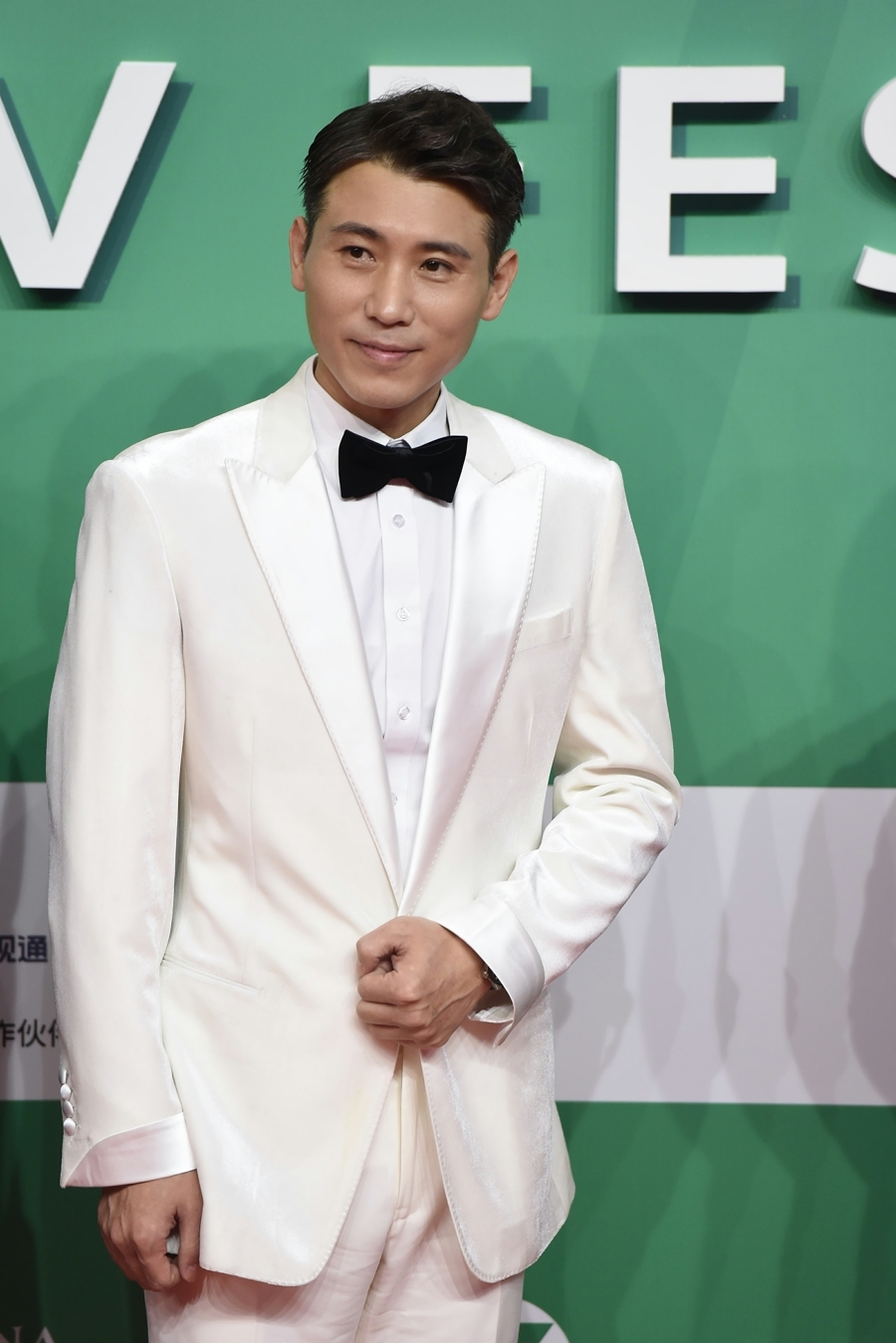 李乃文白色丝绒西装风采亮相白玉兰红毯嘴角上扬丰标不凡