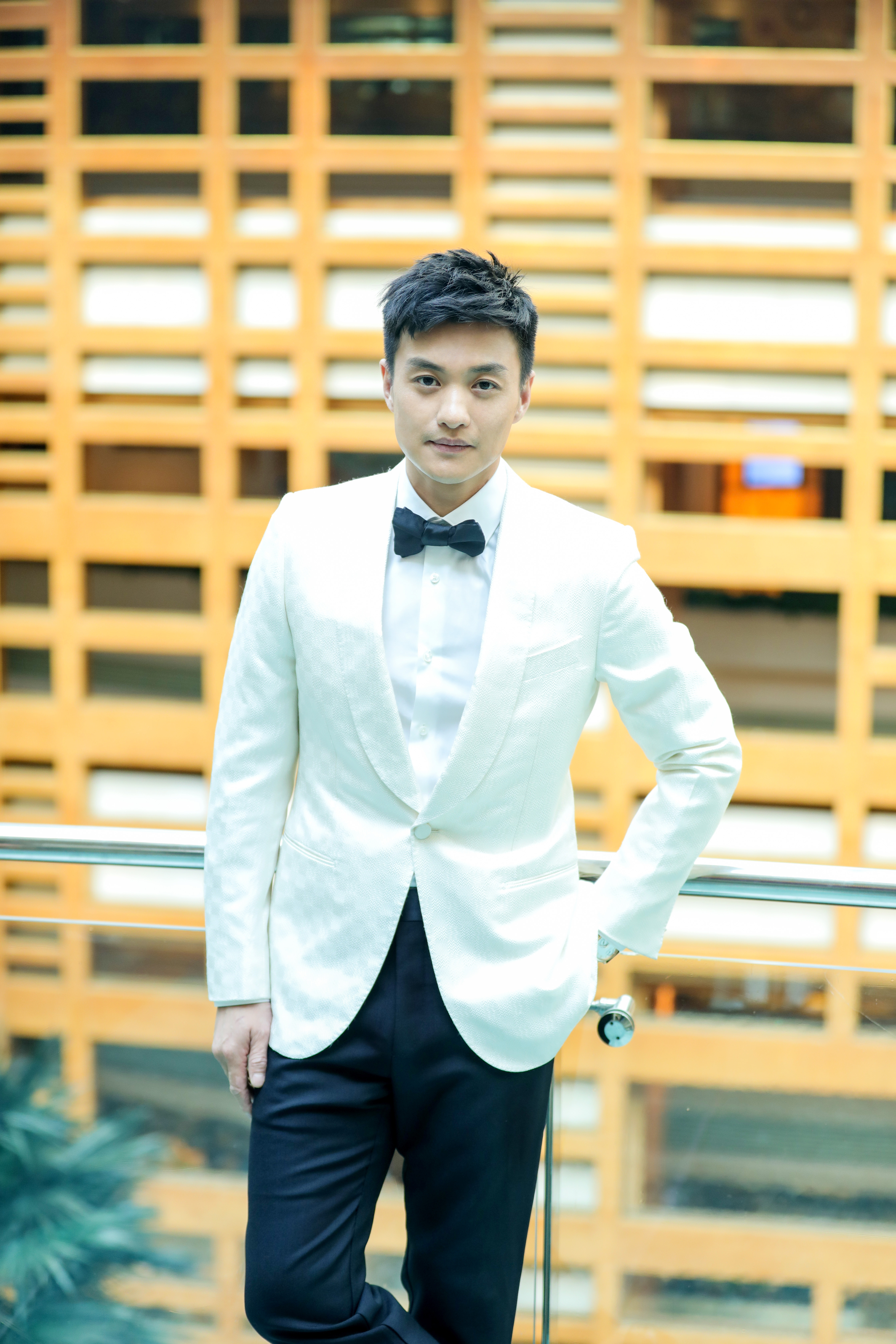 周一围西装搭配金属元素现身上海国际电影节尽显典雅活力